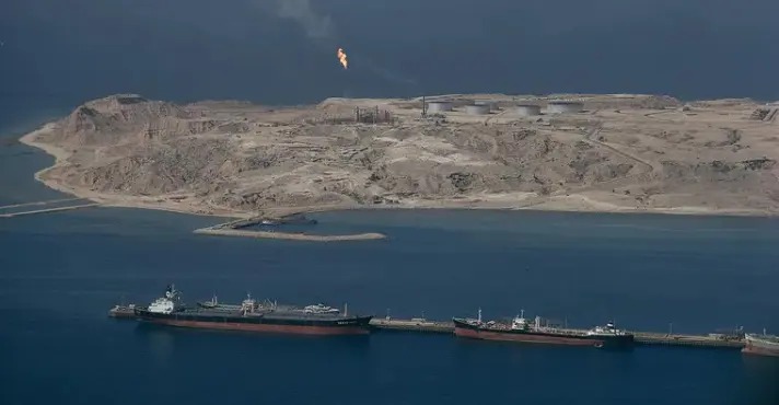 Primeiros navios atravessam Estreito de Ormuz após anúncio de trégua
