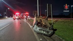 Carro capota perto do Aeroporto de Brasília e motorista sai ileso