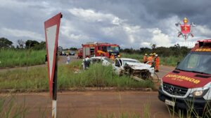 Quatro pessoas ficam feridas após acidente na BR-020