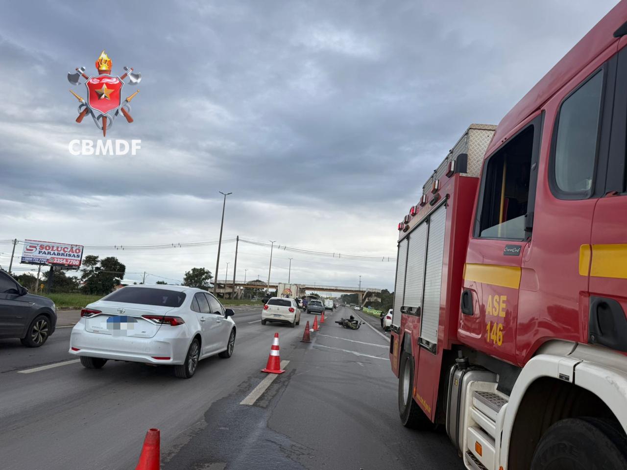 Colisão na EPIA envolve três veículos e deixa motociclista ferido no DF