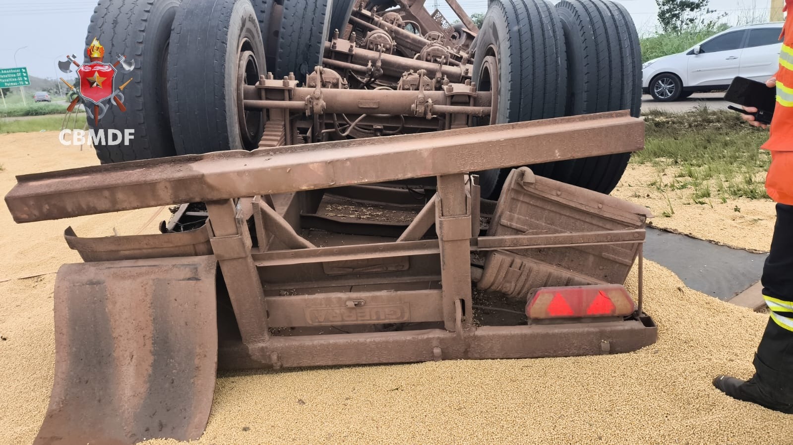 Carreta carregada com soja tomba na DF-130 e mobiliza bombeiros em Planaltina