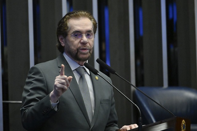 Senador Plínio Valério critica ambientalistas e cobra asfaltamento da BR-319