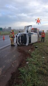 Carro tomba no DF e mulher é socorrida pelos bombeiros no início da manhã