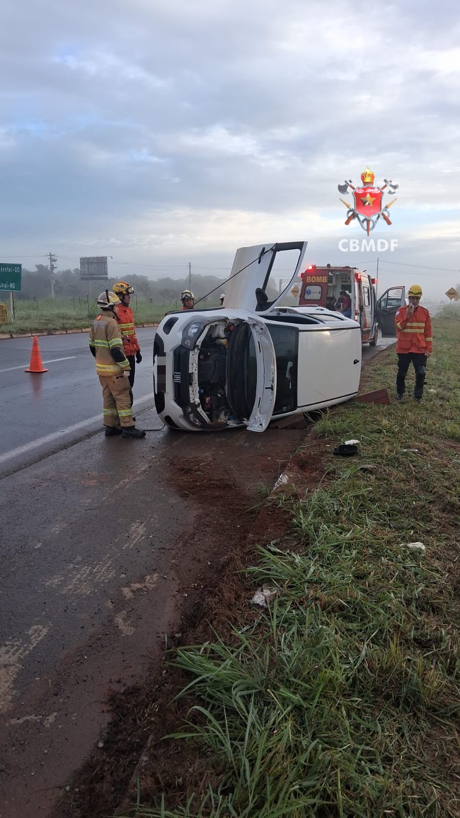 Carro tomba no DF e mulher é socorrida pelos bombeiros no início da manhã