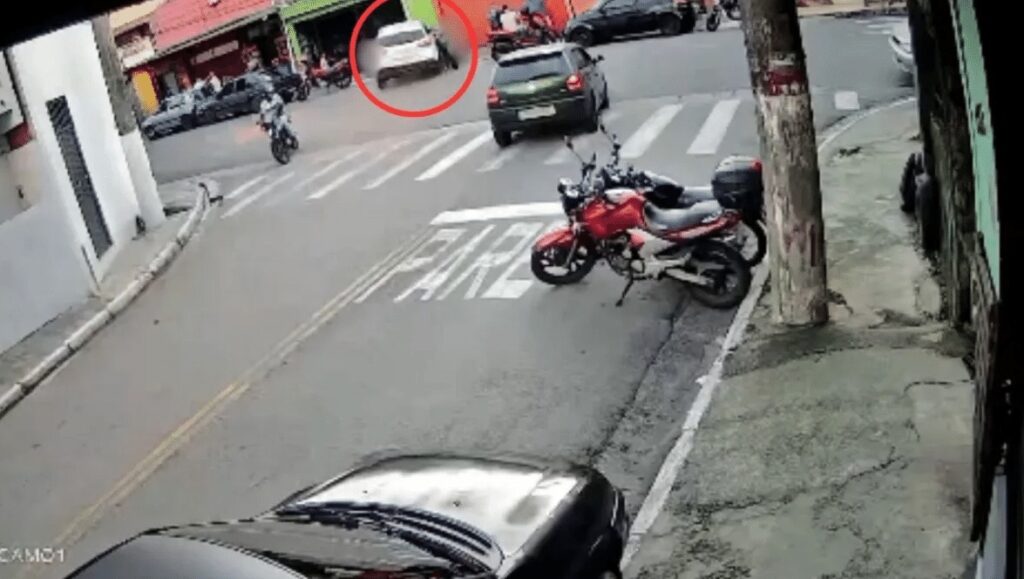 Vídeo mostra motorista cantando pneu antes de atropelamento de crianças em Diadema (SP)