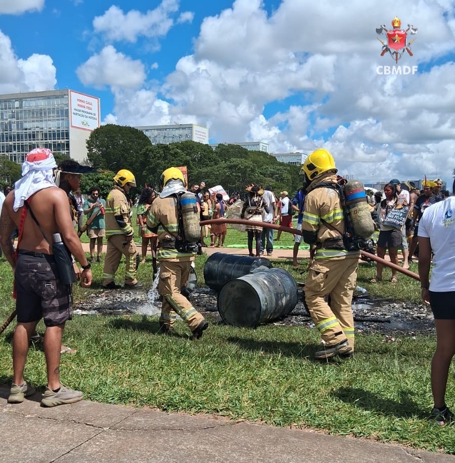 Protesto na Esplanada tem foco de incêndio e mobiliza bombeiros
