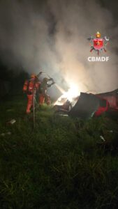 Incêndio atinge carcaças de veículos na Estrutural