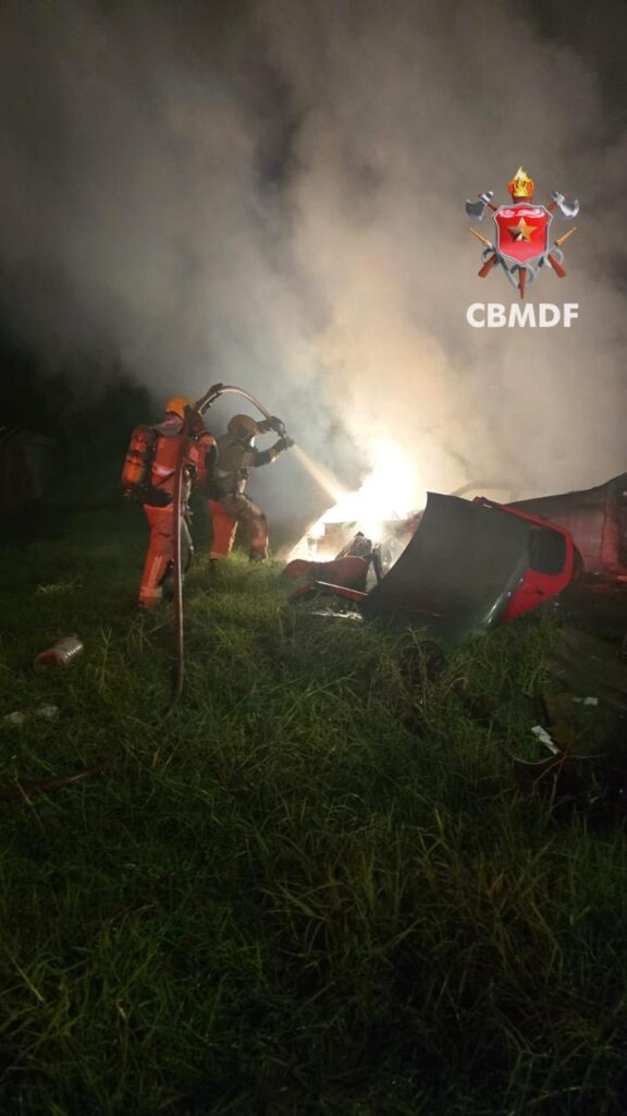 Incêndio atinge carcaças de veículos na Estrutural