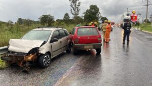 Batida entre Fiat Uno e Ford Fiesta deixa dois feridos no Gama