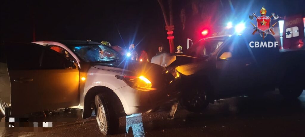 Batida frontal entre caminhonetes deixa um ferido na BR-250, no DF