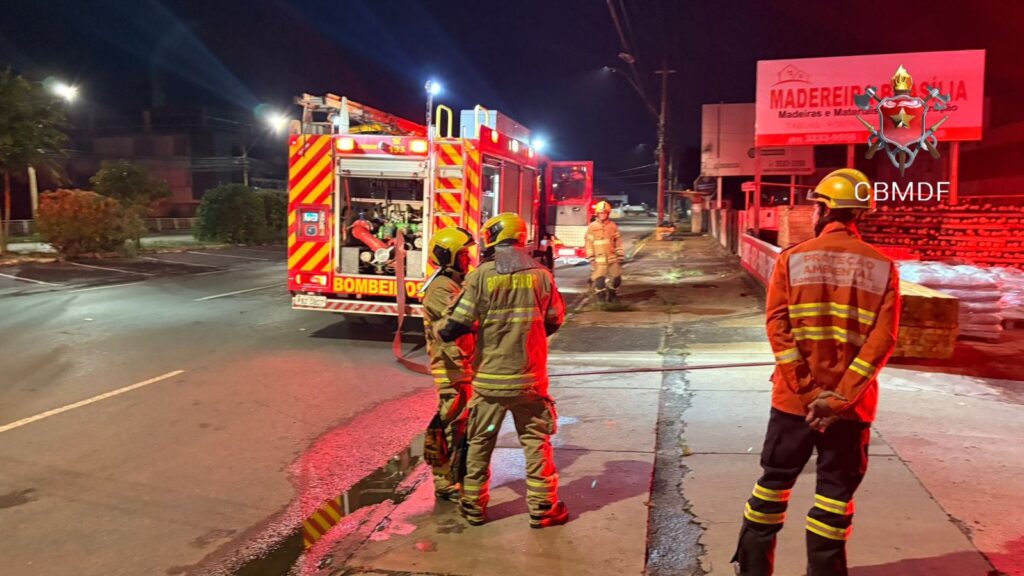 Incêndio atinge madeireira no SIA e mobiliza cinco viaturas do Corpo de Bombeiros