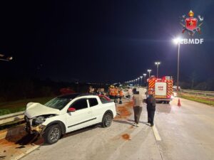 Sinistro com três veículos deixa dois feridos na via Estrutural