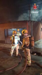 Incêndio atinge residência na Candangolândia e destrói quatro cômodos