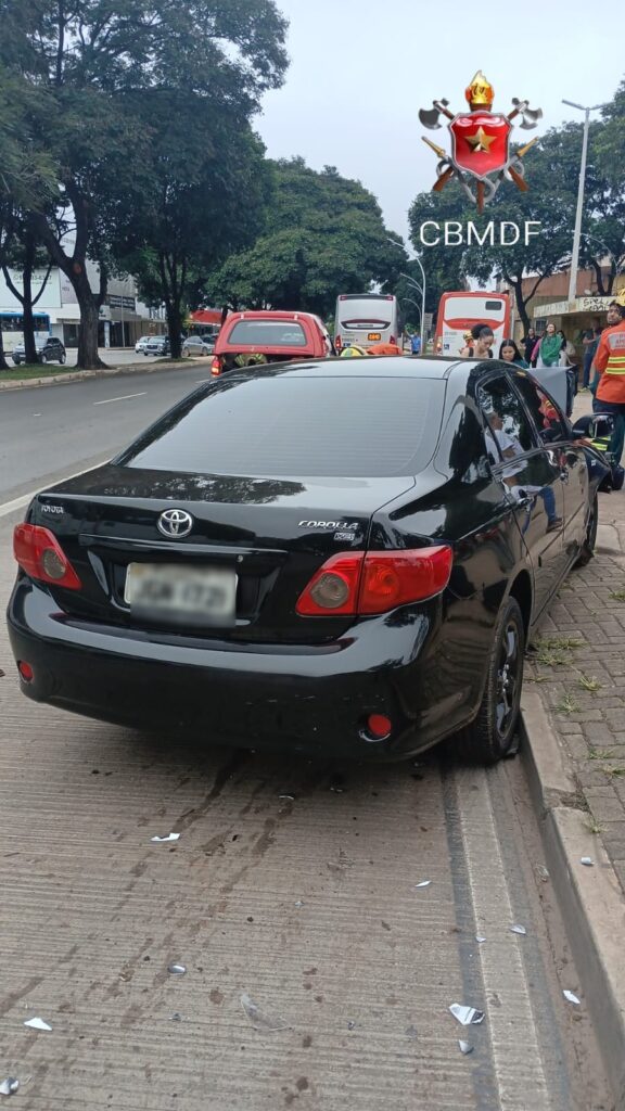 Colisão entre carro e micro-ônibus deixa dois feridos na Asa Sul