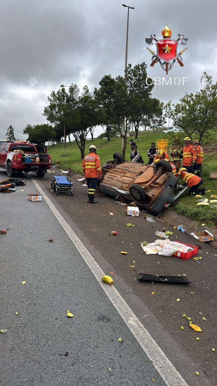 Mulher é resgatada das ferragens após capotamento na BR-020