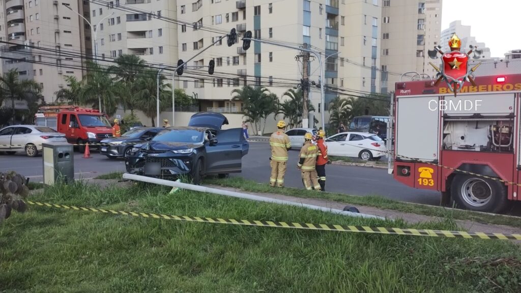 Batida entre SUV e sedã deixa um ferido em Águas Claras