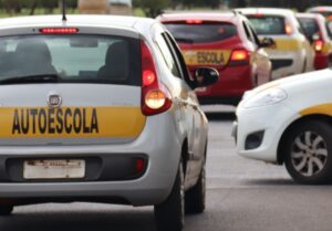 Detran-DF divulga novas regras para autorização de instrutor de trânsito