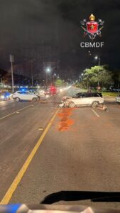 Batida frontal no Eixão atinge moto e deixa três feridos no Plano Piloto