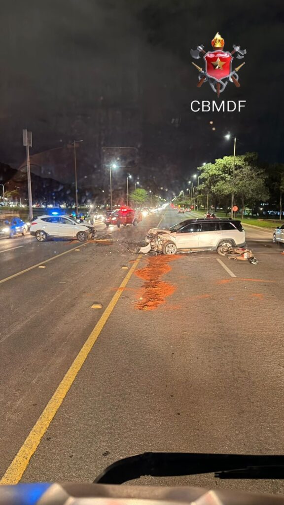 Batida frontal no Eixão atinge moto e deixa três feridos no Plano Piloto