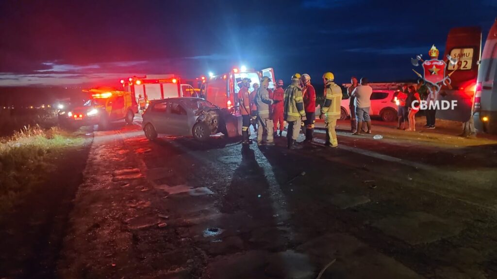 Colisão frontal na BR-020 deixa vítimas presas às ferragens e mobiliza bombeiros do DF e de Goiás