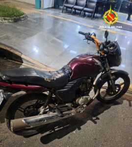 Dupla é detida com motocicleta roubada durante a madrugada