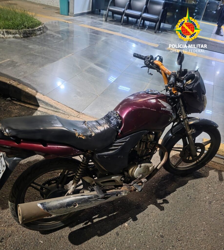 Dupla é detida com motocicleta roubada durante a madrugada