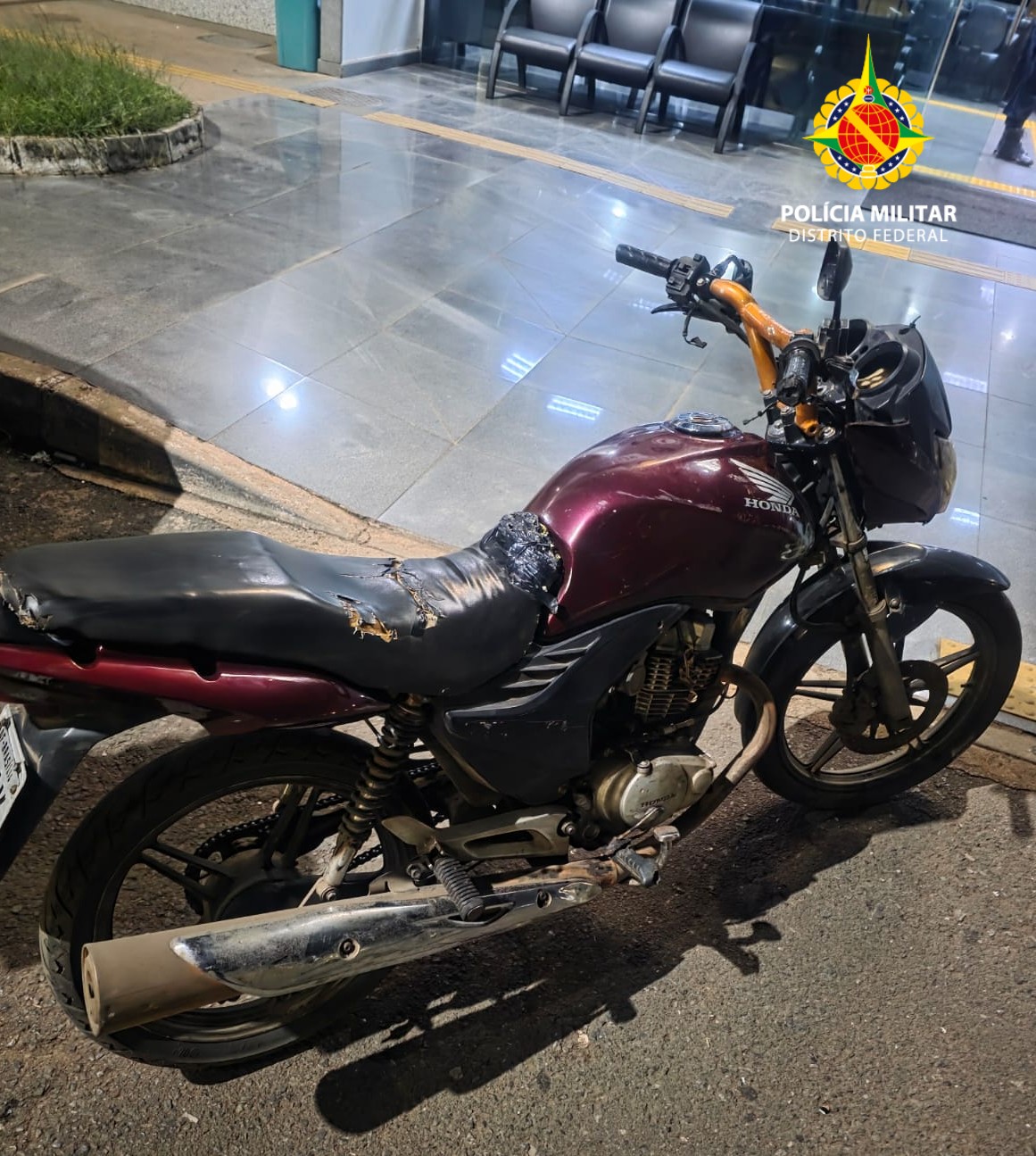 Dupla é detida com motocicleta roubada durante a madrugada