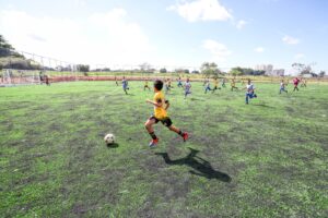 Gama reinaugura campo sintético do Alvorada após reforma de R$ 2,9 milhões