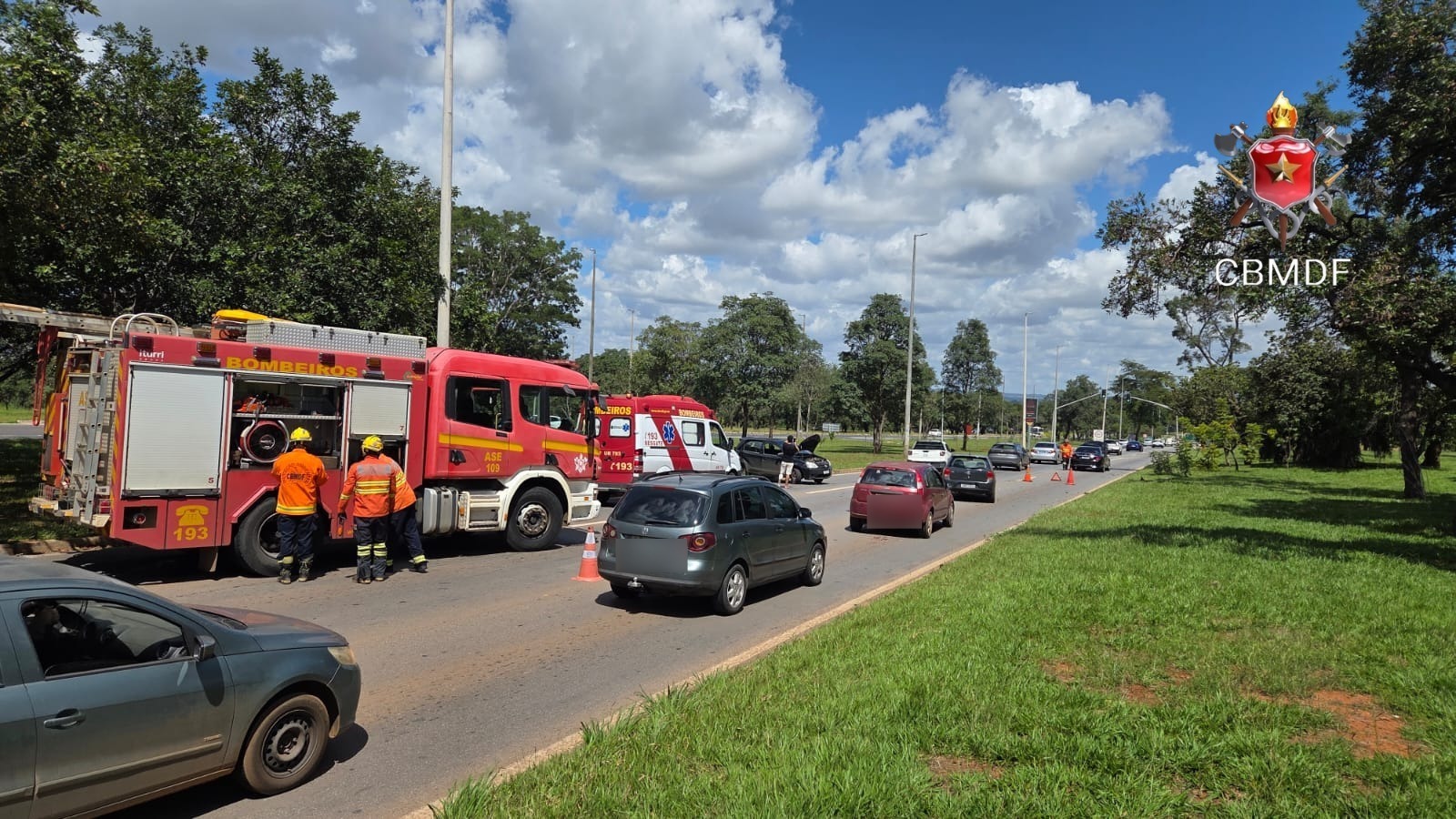 Motorista é levada ao hospital após batida na L4 Sul