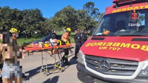 Homem é socorrido após batida entre moto e carro na Estrutural