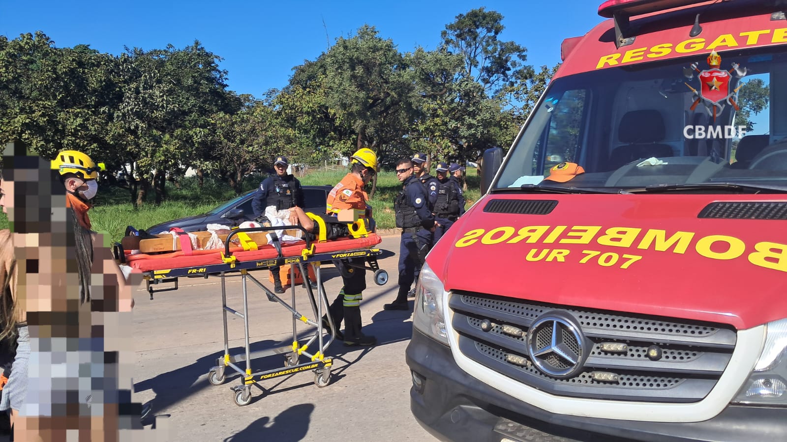 Homem é socorrido após batida entre moto e carro na Estrutural