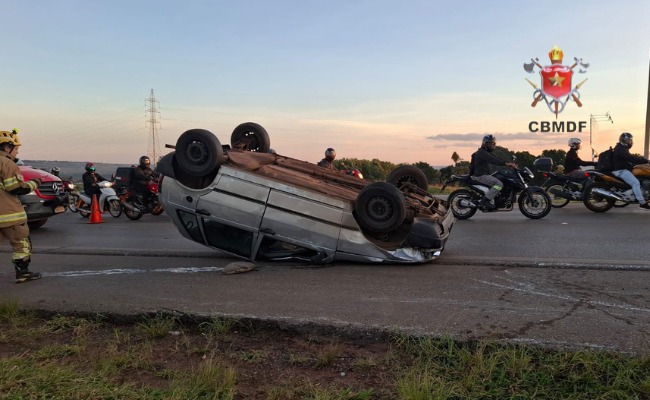 Colisão seguida de capotamento mobiliza CBMDF na BR-070