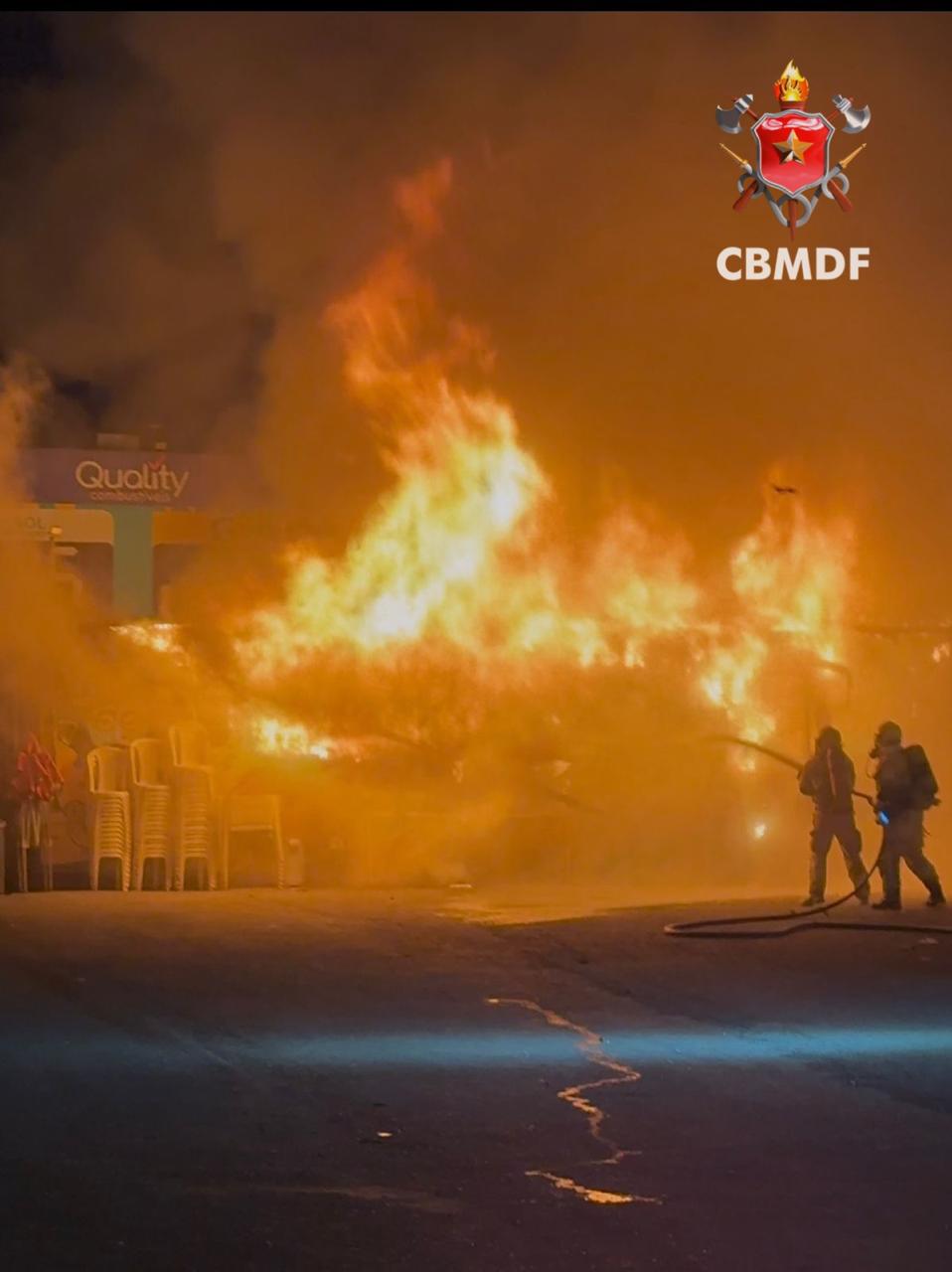 Incêndio destrói food truck em Ceilândia e deixa uma pessoa ferida