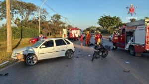 Colisão entre carro e motocicleta deixa mulher ferida
