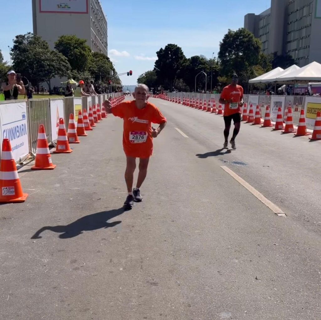 Vídeo: idosa de 78 anos completa meia maratona em Brasília