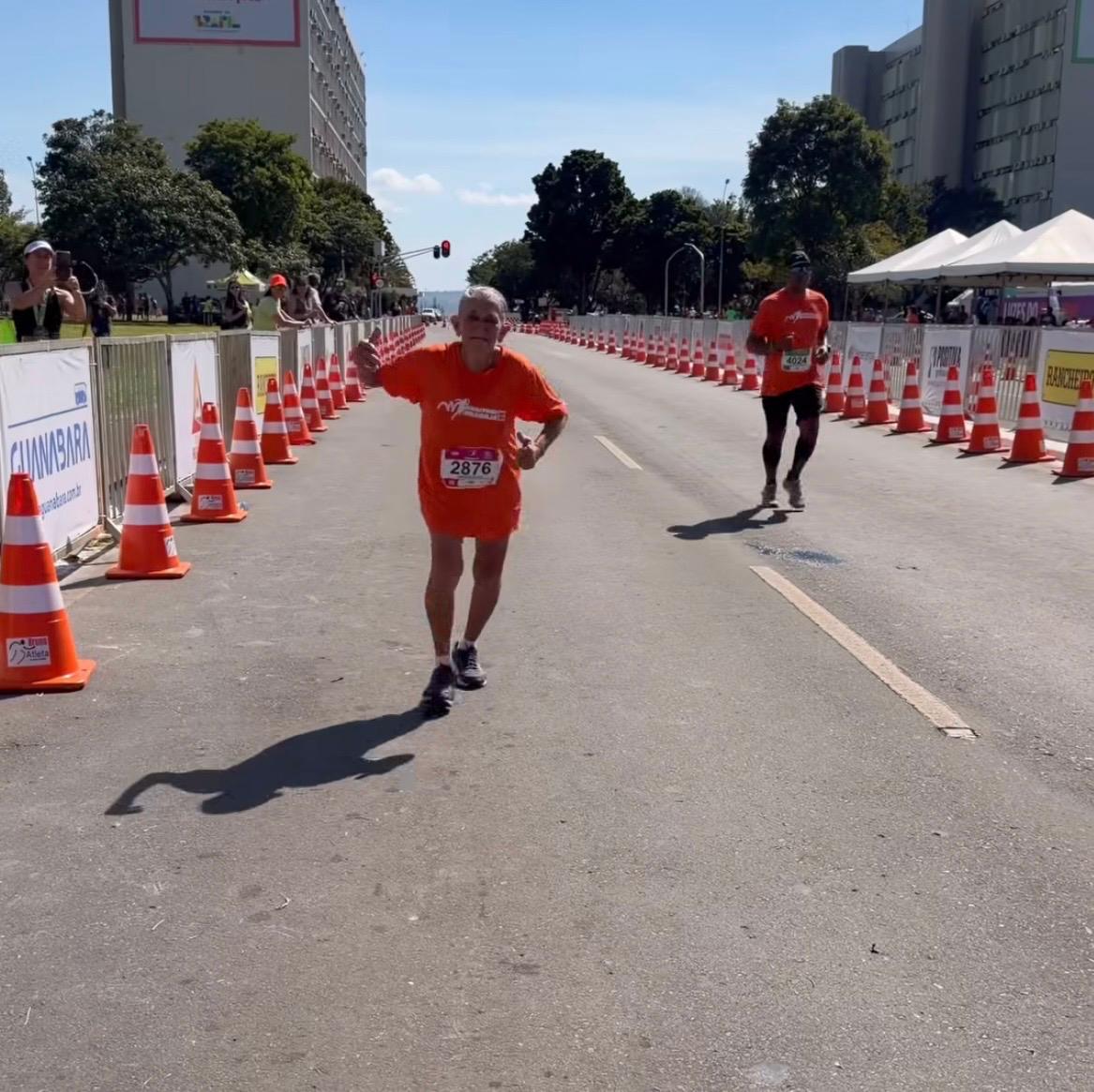 Vídeo: idosa de 78 anos completa meia maratona em Brasília