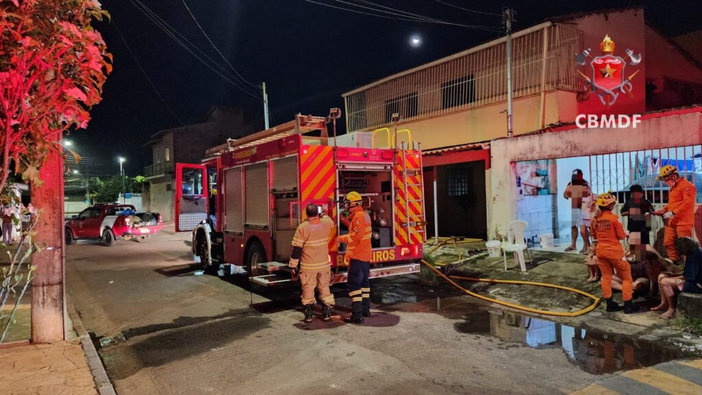 Incêndio em casa mobiliza bombeiros e deixa quatro moradores intoxicados por fumaça em Santa Maria