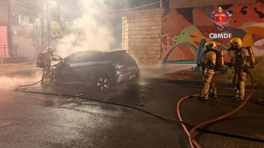 Carro elétrico pega fogo durante a madrugada em São Sebastião