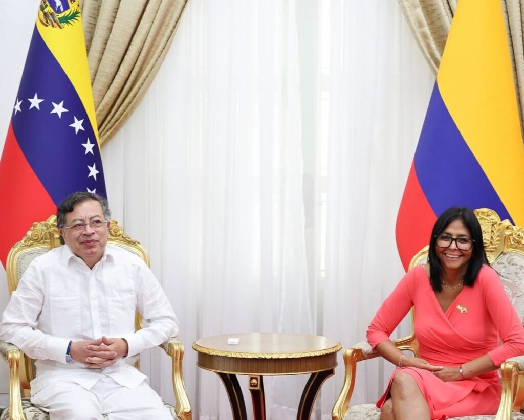 Petro faz 1ª visita de um chefe de Estado à Venezuela após queda de Maduro