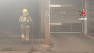 Casa é atingida por chamas e fogo é contido em Sobradinho II