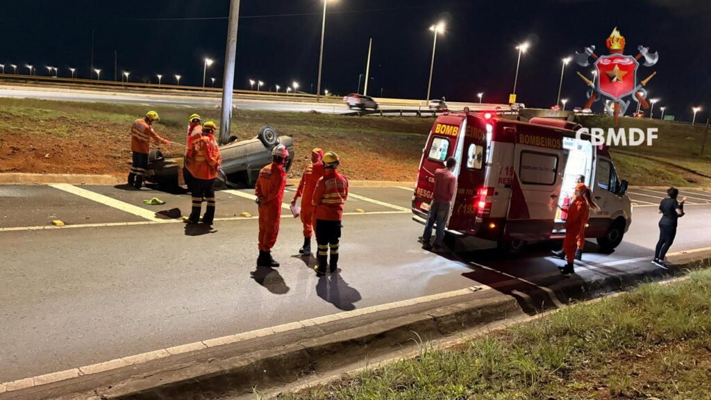 Carro capota em área rural do Gama e mobiliza bombeiros no Gama