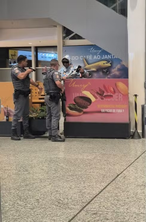 Homem é preso após ameaçar passageiros com espada em saguão do Aeroporto de Viracopos