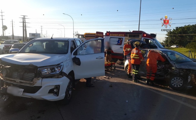 Colisão entre carro e caminhonete interdita faixas em Taguatinga Sul