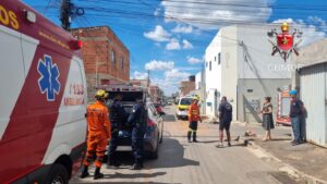 Colisão entre van escolar e caminhão deixa crianças feridas no Itapuã II