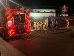 Incêndio atinge oficina mecânica em Samambaia e mobiliza nove viaturas