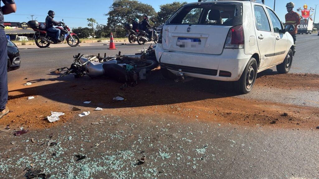 Colisão entre carros e motos mobiliza bombeiros e interdita faixas no Núcleo Bandeirante