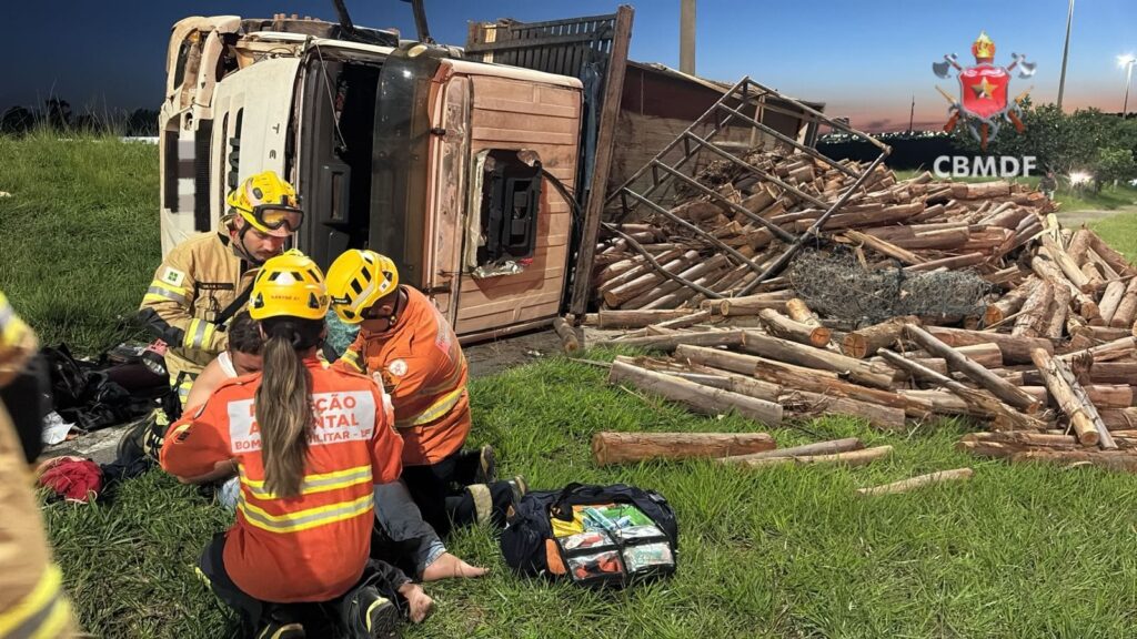 Caminhão carregado com madeira tomba e deixa dois feridos em Santa Maria