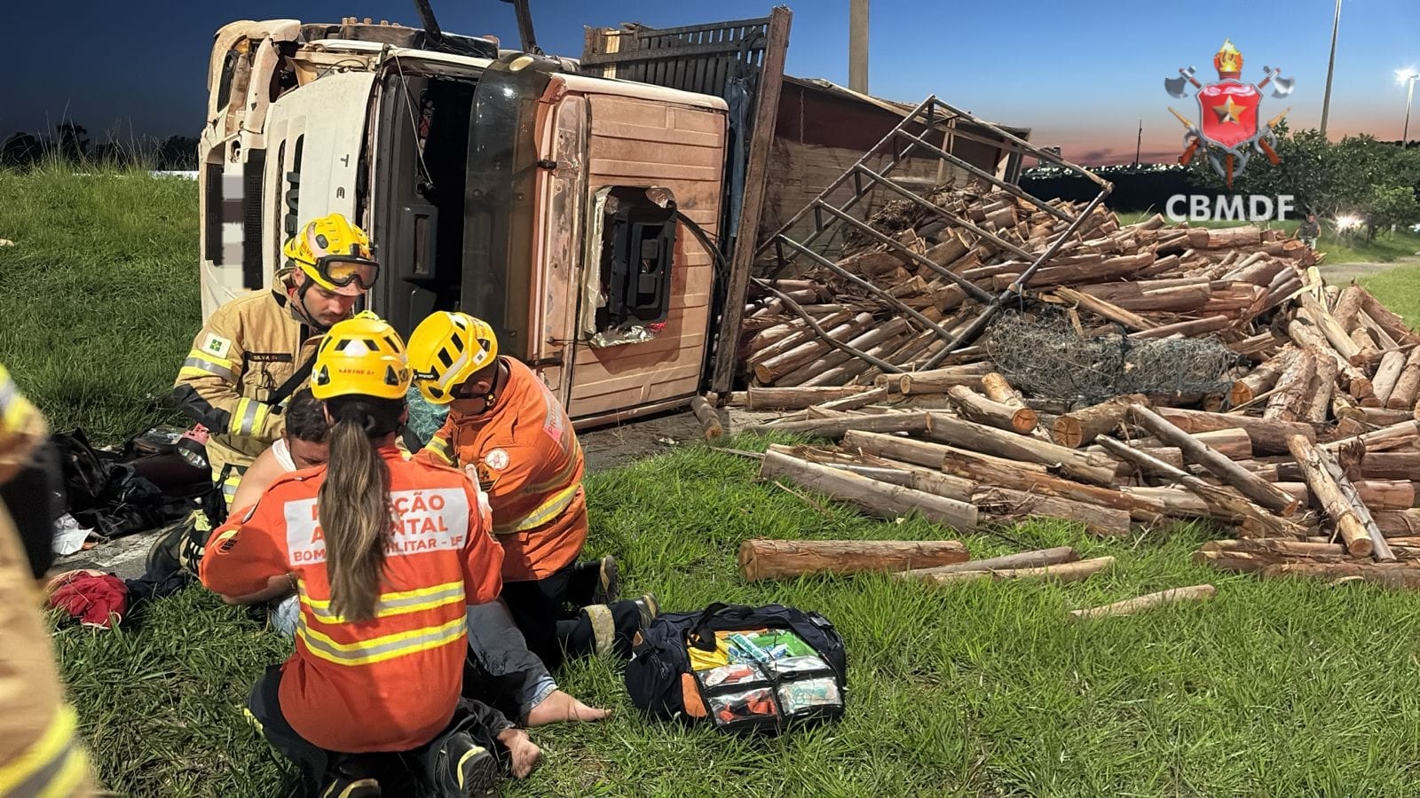 Caminhão carregado com madeira tomba e deixa dois feridos em Santa Maria