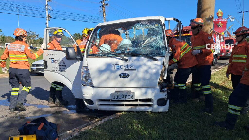 Motorista fica preso às ferragens após caminhão bater em poste na DF-010