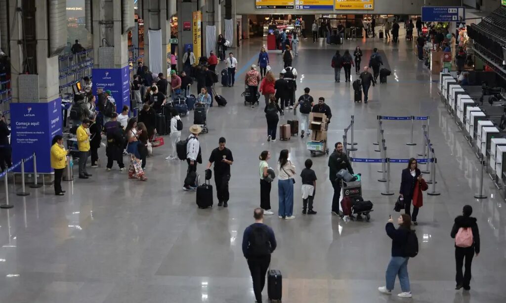 Fumaça em prédio da FAB provocou interrupção de tráfego aéreo em SP